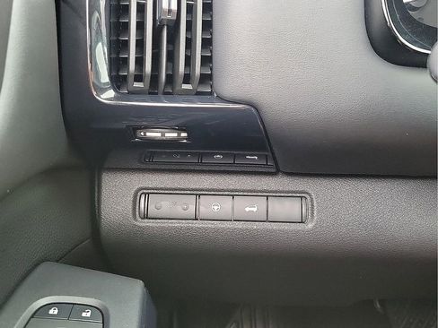 Used 2025 Nissan Pathfinder SV FWD image 15