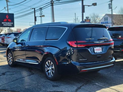 Used 2023 Chrysler Pacifica Pinnacle image 3