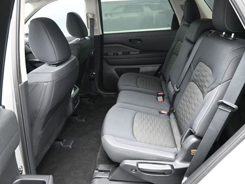 Used 2025 Nissan Pathfinder SV image 12