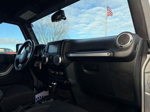 Used 2016 Jeep Wrangler Unlimited Sahara w/ Connectivity Group image 17