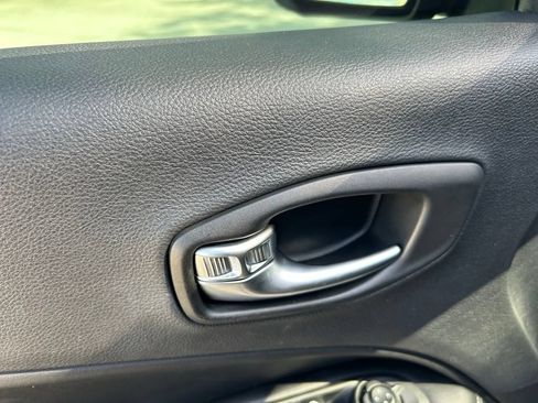 Certified 2021 Jeep Compass Latitude FWD image 46