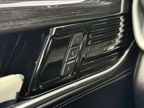 Used 2022 Jeep Wagoneer Series III AWD/4WD image 24