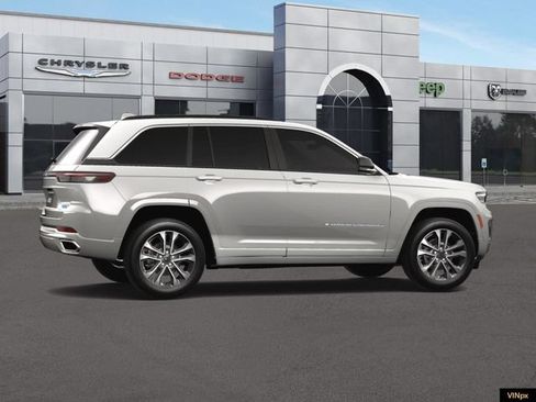 Used 2025 Jeep Grand Cherokee Overland w/ Luxury Tech Group IV AWD/4WD image 15
