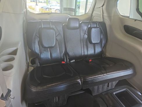 Used 2022 Chrysler Pacifica Touring-L w/ Uconnect Theater Family Group image 20