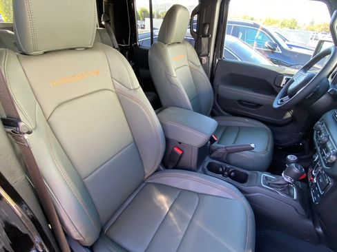 Used 2025 Jeep Gladiator Mojave AWD/4WD image 6