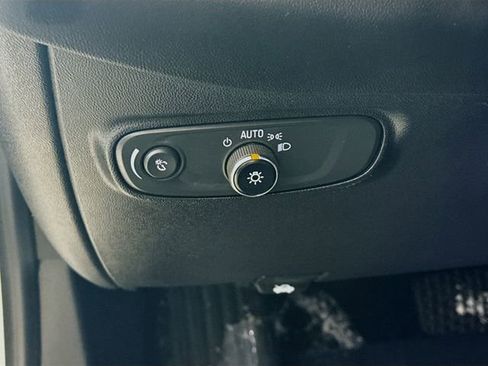 Used 2019 Chevrolet Equinox LT w/ Driver Convenience Package image 10