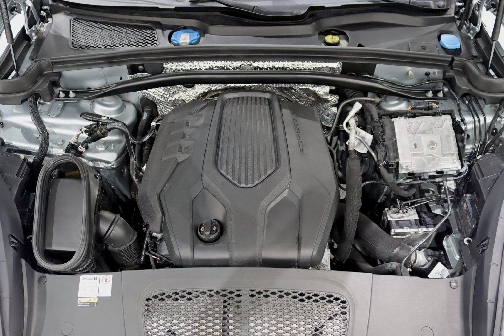 Used 2022 Porsche Macan AWD/4WD image 37