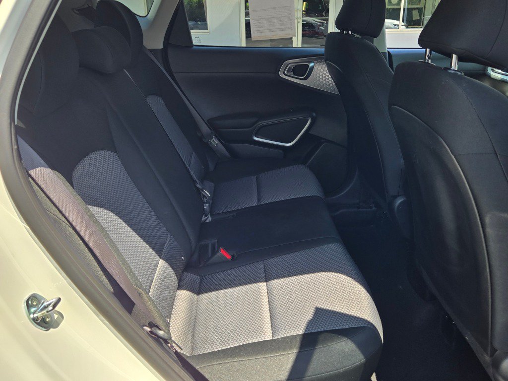 Used 2025 Kia Soul LX w/ LX Technology Package FWD image 10