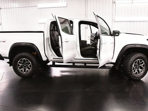 Used 2024 Chevrolet Colorado ZR2 w/ ZR2 Convenience Package III AWD/4WD image 34