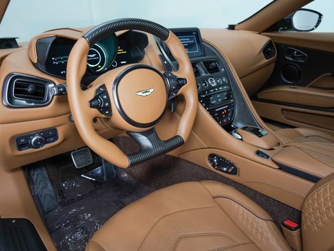 Used 2023 Aston Martin DBS Coupe image 11