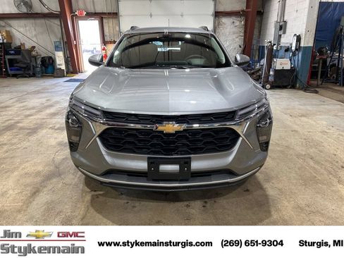 Used 2025 Chevrolet Trax LT FWD image 10