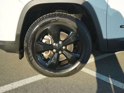 Used 2021 Jeep Cherokee Latitude Plus image 10