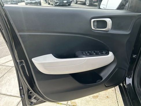 Used 2025 Hyundai Venue SEL image 11