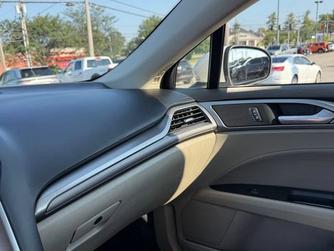 Used 2019 Ford Fusion SE FWD image 21