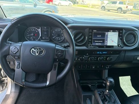 Used 2020 Toyota Tacoma TRD Off-Road w/ TRD Premium Off Road Package AWD/4WD image 20