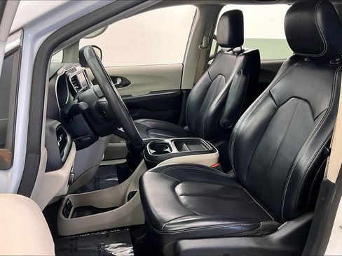 Used 2021 Chrysler Voyager Lxi image 21