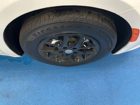 Used 2025 Chrysler Pacifica Select image 3