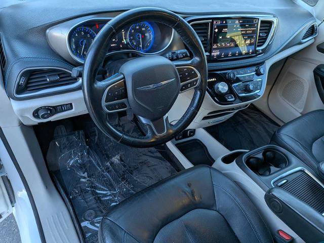 Used 2021 Chrysler Pacifica Touring-L FWD image 2
