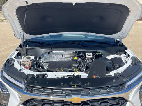 Used 2025 Chevrolet Trax LT image 35