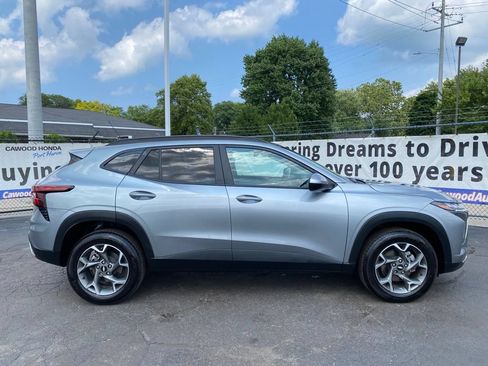 Used 2025 Chevrolet Trax LT FWD image 2