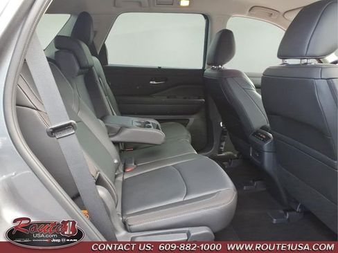 Used 2025 Nissan Pathfinder SL FWD image 15