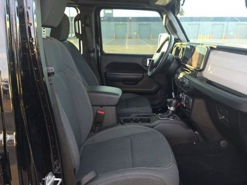 Used 2025 Jeep Gladiator Sport image 7