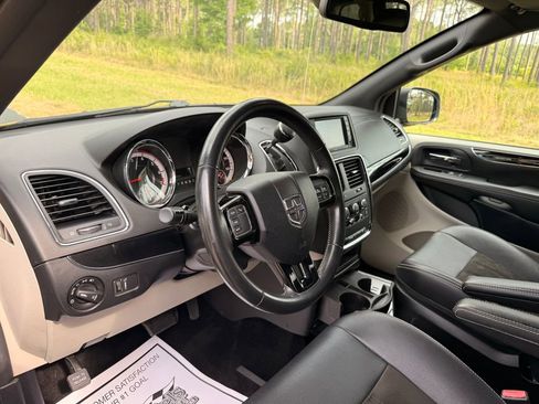 Used 2019 Dodge Grand Caravan SXT FWD image 13