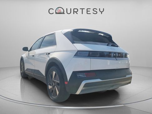 New 2026 Hyundai Ioniq 5 SEL image 2