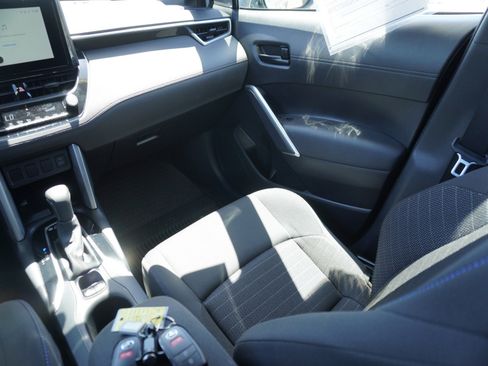Used 2024 Toyota Corolla Cross AWD Hybrid w/ Moonroof Package image 16
