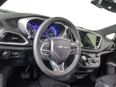 Used 2025 Chrysler Pacifica Select FWD image 19