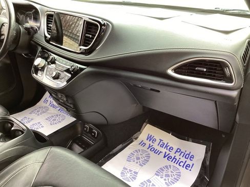 Used 2021 Chrysler Pacifica Touring-L w/ Uconnect Theater Family Group image 22