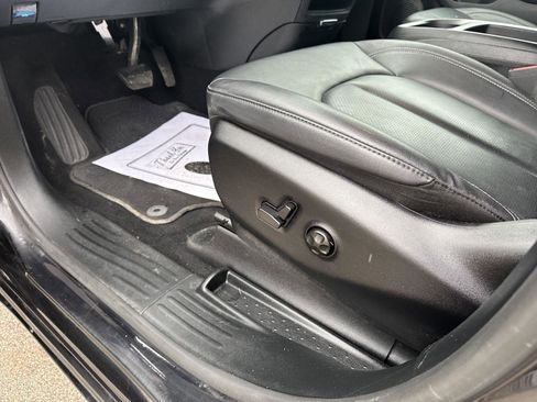 Used 2025 Chrysler Pacifica Select image 18