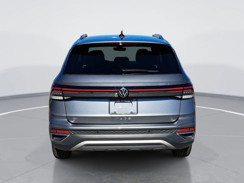 Certified 2025 Volkswagen Taos SE image 4