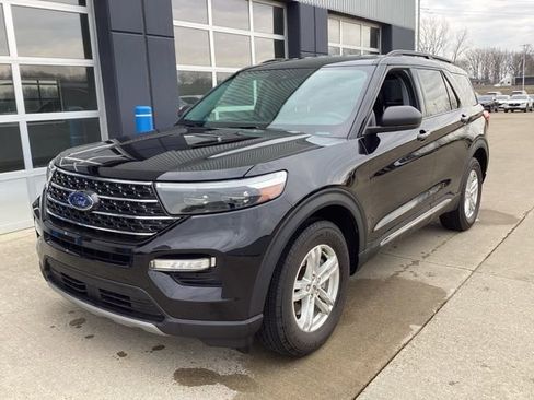 Used 2022 Ford Explorer XLT w/ Equipment Group 202A image 2