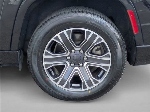 Used 2024 Jeep Wagoneer L Series II w/ Flexible Seating Group image 25