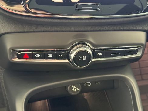 Certified 2025 Volvo XC40 B5 Plus AWD/4WD image 23