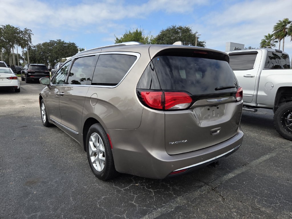Used 2018 Chrysler Pacifica Touring-L Plus FWD image 4