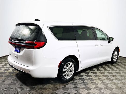 Used 2025 Chrysler Pacifica Select image 8