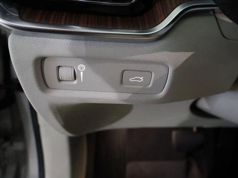 Used 2020 Volvo V60 T5 Cross Country image 14