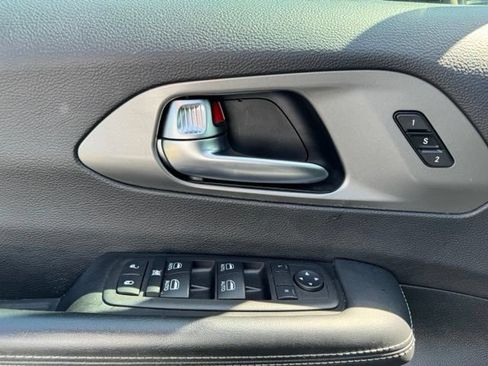 Used 2025 Chrysler Pacifica Select FWD image 23