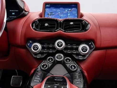 Used 2021 Aston Martin V8 Vantage Roadster RWD image 21