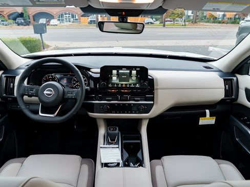 New 2025 Nissan Pathfinder SL image 8