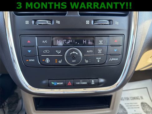 Used 2016 Chrysler Town & Country Touring-L image 19