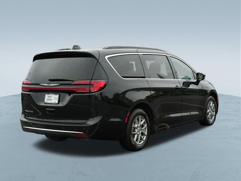 Used 2021 Chrysler Pacifica Touring FWD image 8