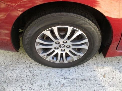 Used 2018 Toyota Sienna XLE image 11