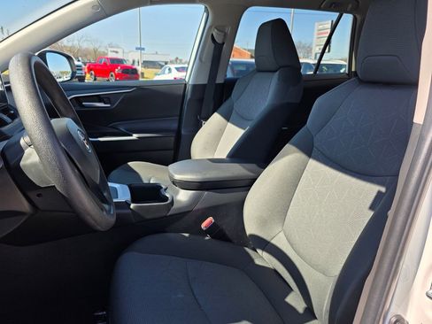 Used 2025 Toyota RAV4 XLE image 9