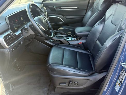 Used 2025 Kia Telluride S image 16