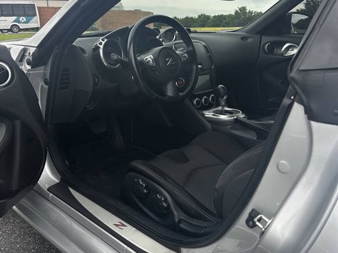 Used 2018 Nissan 370Z Coupe RWD image 7