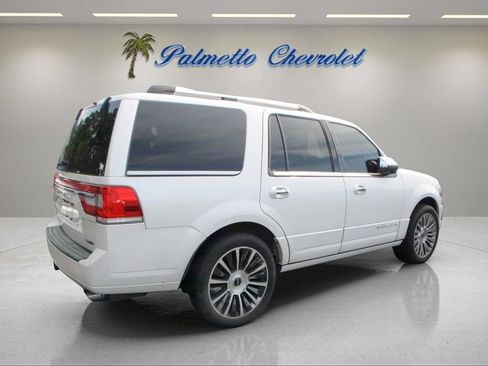 Used 2016 Lincoln Navigator Select RWD image 3