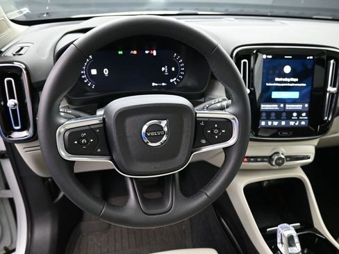 Used 2025 Volvo XC40 B5 Plus AWD/4WD image 18